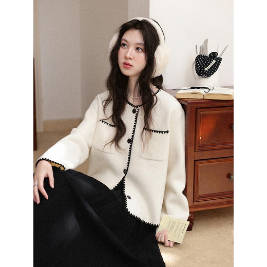 鹿向南「雅致矜柔」法式小香风毛衣女秋冬新款撞色圆领杏色短外套 商品图3