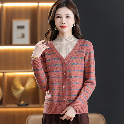 QQ68263 2025春秋新款毛衣女士韩系风撞色V领条纹套头针织衫宽松显瘦上衣 商品图1