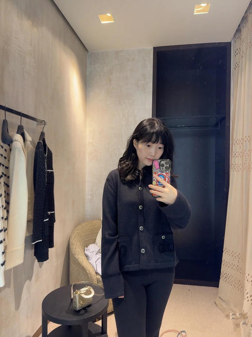 香奈儿 25秋冬新款缕空口袋珍珠包边娃娃领毛衣开衫（TM） 商品图3