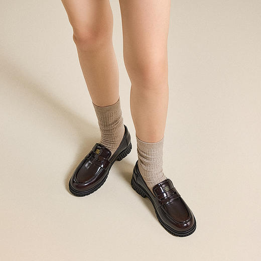 千百度漆皮厚底乐福鞋女黑色小皮鞋通勤增高深口单鞋A25463108 商品图3