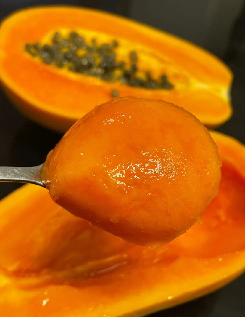 海南树熟牛奶木瓜，吃在口中甜如蜜，香味非常浓郁，肉质细滑鲜美，果肉细致柔软，口感无比甜蜜，甜到皮。木瓜是低卡路里富含氨基酸蛋白质VC等可以美白呦~还可以做木瓜牛奶银耳羹，好吃，约5斤/箱