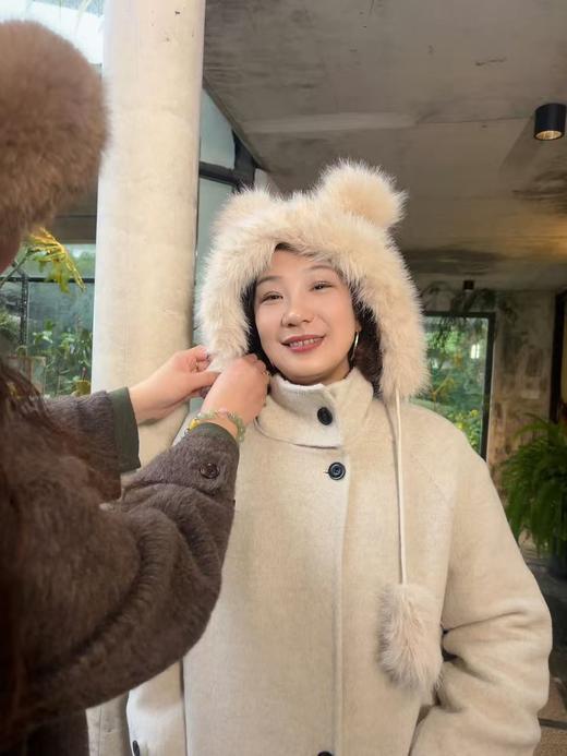 一周发货【羊绒羊毛披肩&帽子】花姐、主播同款猫咪帽，带帽羊毛大披肩、闪珠片羊毛大披肩，披肩都是多种用法用途，超大尺寸！红色后中长70   ，黑色后中长60，咖色后中长75 商品图4