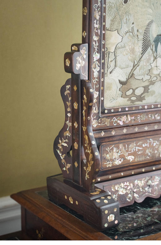 【已售】独角鹿西洋古董 1900年代清末出品木框螺钿镶嵌「屏开富贵」主题粤绣插屏 商品图3