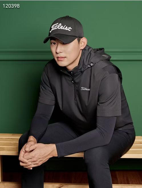 韩单正品 Titleist🏌️♂️男士高尔夫棉衣现货

爆款男装，模特同款短袖连帽棉衣
内里加棉，短袖设计，保暖同时更加方便运动
黑色：M，L，XL，XXL 商品图1