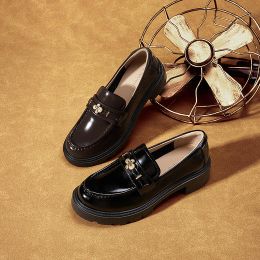 千百度厚底漆皮乐福鞋女增高黑色小皮鞋通勤深口单鞋A25460105 商品图1