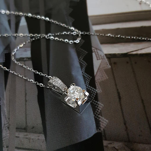 【天然正品】AU750白金简约时尚牛头款0.32克拉钻石吊坠项链 链长：45CM（长度可调节）女士041125DZ06现售价：3880 商品图2