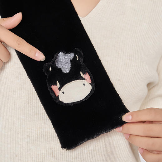 大英博物馆 新年系列 黑马公仔毛绒围脖围巾-黑色 商品图3