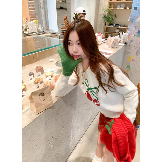 <曾小咸推荐>现货秒杀！微信超特价！杏色圆领樱桃毛衣 日常169.99 立减80 秒杀89.99！ 商品图2