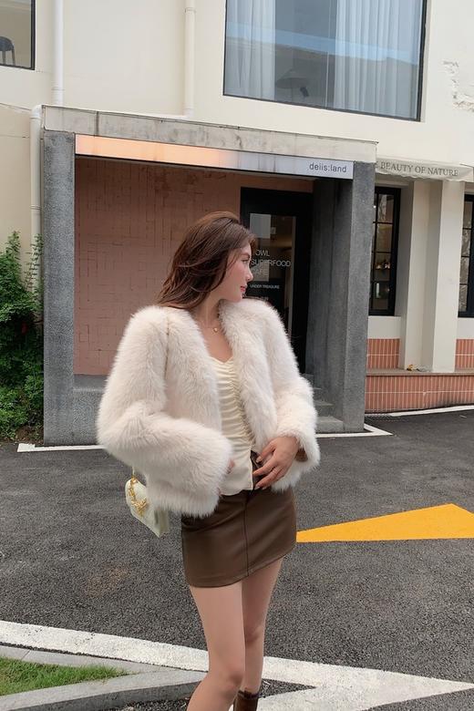 SIA SAYLOR 白色毛绒绒简约休闲短款外套 21315 商品图2