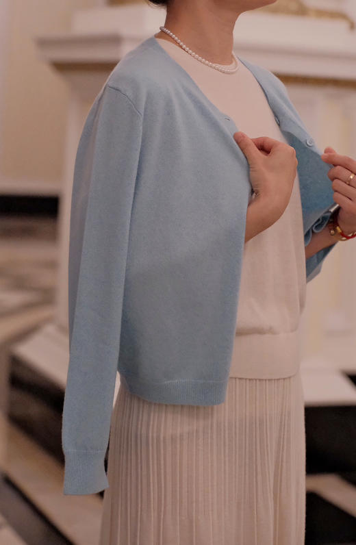 经典羊绒圆领开衫 商品图1