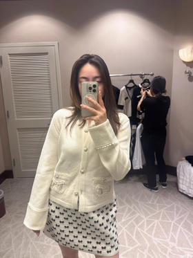 香奈儿 25秋冬新款缕空口袋珍珠包边娃娃领毛衣开衫（TM）