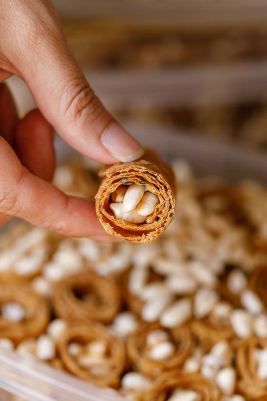 ✨【朴食有方｜手工红糖烤蛋卷】✨ 复刻传统手作工艺，精选真材实料—— 只为让你，一口回到小时候。 🌾灵魂用料，甜而不腻，香而自然  商品图9