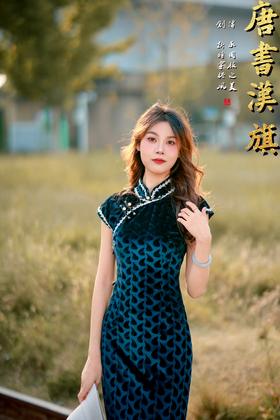 【青墨心恒】墨绿丝绒面料自带柔光质感，水滴暗纹提花复古又高级；改良立领+珍珠盘扣，斜襟走线精致显脸小，无袖剪裁适配内搭/外穿，修身版型衬出优雅曲线。