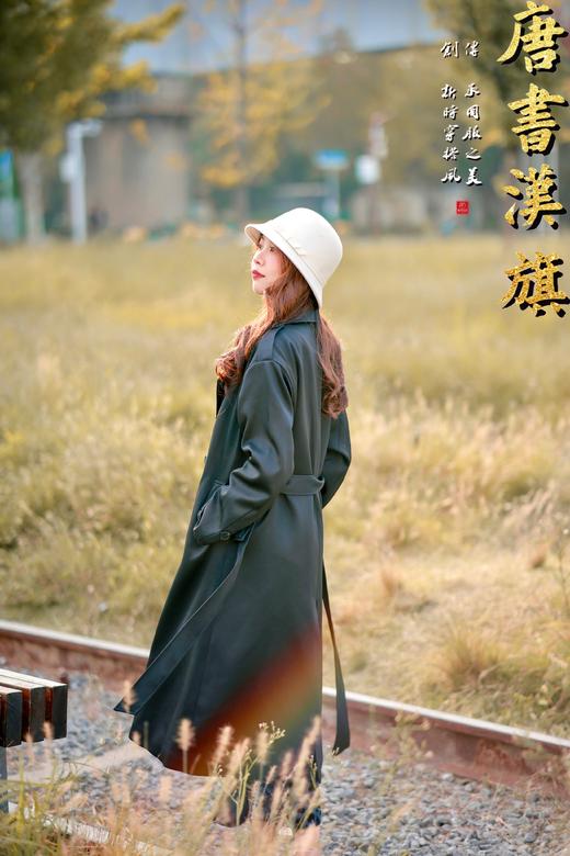 【云昼雅镜】哑光墨绿面料自带高级质感，经典双排扣+翻驳领，宽松版型不挑身材，腰绳设计可收可放，既能营造随性松弛感，也能衬出腰线。内搭旗袍/日常装都适配 商品图5