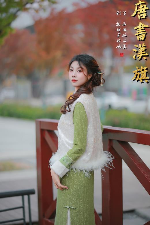 【绛砂金岁】青绿提花面料自带肌理质感，长袖拼接毛绒边暖糯又显精致，搭配同色系半身裙+白提花衬裙，层次丰富更显温婉。改良立领+盘扣保留中式韵味 商品图5