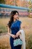 【苍蓝花韵】藏青底暗纹提花，自带复古丝绒光泽，改良立领+斜襟盘扣，保留旗袍韵味又适配日常。修身剪裁衬出东方曲线， 商品缩略图0