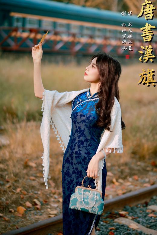 【苍蓝花韵】藏青底暗纹提花，自带复古丝绒光泽，改良立领+斜襟盘扣，保留旗袍韵味又适配日常。修身剪裁衬出东方曲线， 商品图5