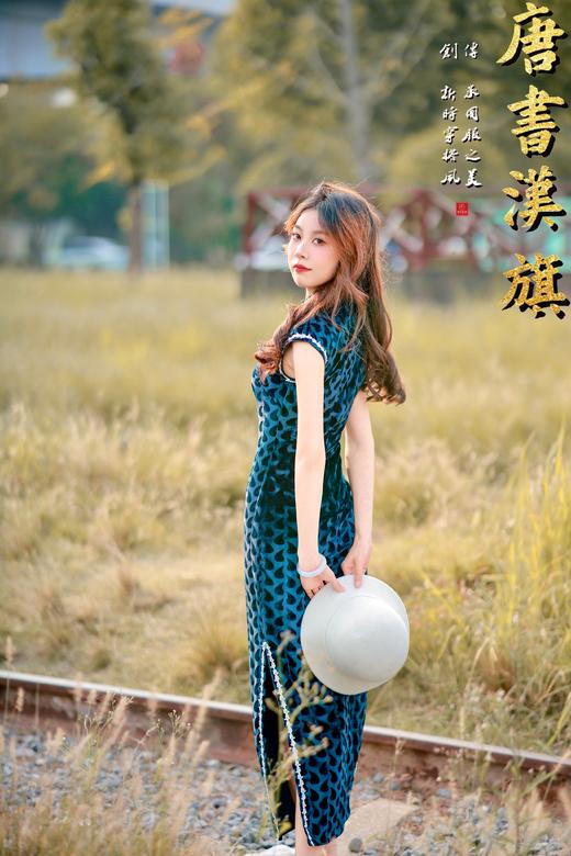 【青墨心恒】墨绿丝绒面料自带柔光质感，水滴暗纹提花复古又高级；改良立领+珍珠盘扣，斜襟走线精致显脸小，无袖剪裁适配内搭/外穿，修身版型衬出优雅曲线。 商品图3