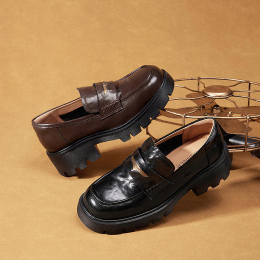 千百度厚底增高乐福鞋女黑色小皮鞋轻便通勤深口单鞋A25480369 商品图1