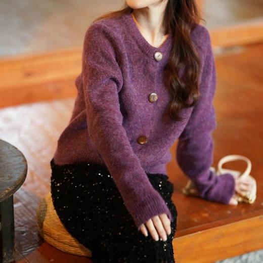 100%绵羊绒，神仙一样的巨显白花纱紫【ORIGNAL&CO 花纱紫木扣开衫】 浓郁色的针织衫更少不了 解锁紫色系穿搭秘籍 ，告别沉闷黑白灰，这个秋冬我要做街头最迷人的绝绝紫！ 商品图2