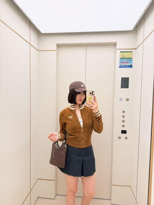 缪缪 25FW早秋限定 微标焦糖绒感拉链针织开衫（ZY*DQJ） 商品图2