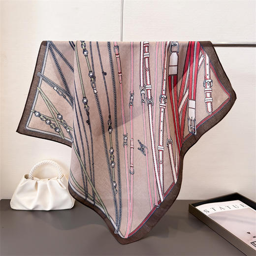 新款【精致女人！轻奢搭配必备！】人字纹腰果丝巾 拼色方巾 文艺复古小方巾 装饰围脖围巾透气领巾 商品图8