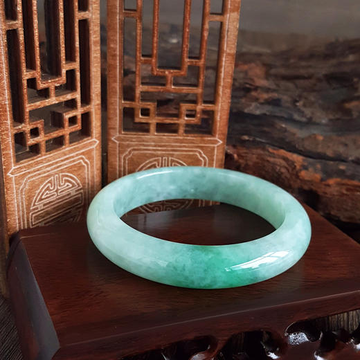 【天然正品】A货翡翠天然正桩细腻豆种飘绿54号翡翠手镯54号（皆取最大值）女士281025AH53 特价：1280元 商品图6