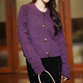 100%绵羊绒，神仙一样的巨显白花纱紫【ORIGNAL&CO 花纱紫木扣开衫】 浓郁色的针织衫更少不了 解锁紫色系穿搭秘籍 ，告别沉闷黑白灰，这个秋冬我要做街头最迷人的绝绝紫！