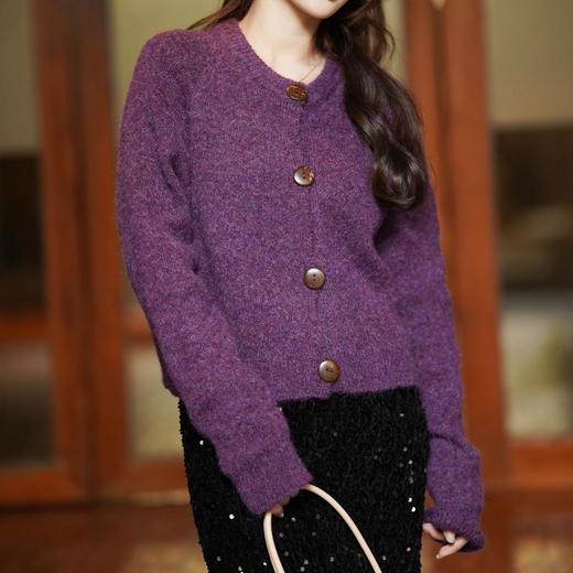 100%绵羊绒，神仙一样的巨显白花纱紫【ORIGNAL&CO 花纱紫木扣开衫】 浓郁色的针织衫更少不了 解锁紫色系穿搭秘籍 ，告别沉闷黑白灰，这个秋冬我要做街头最迷人的绝绝紫！ 商品图0