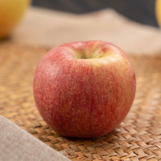 艾妃苹果丨新品种产量低，酸甜适口汁水足，有特殊香气，口感颜值双在线，挂树时间长，今年的艾妃到货会有粉面情况，⭐️顺丰陆运 商品图2