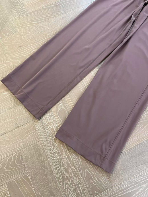 原单正品 lululemon Throwback Still运动长裤，阔腿裤，走起路来带风，显瘦又显气质
尺码 4 6 8 10
原价980 商品图6