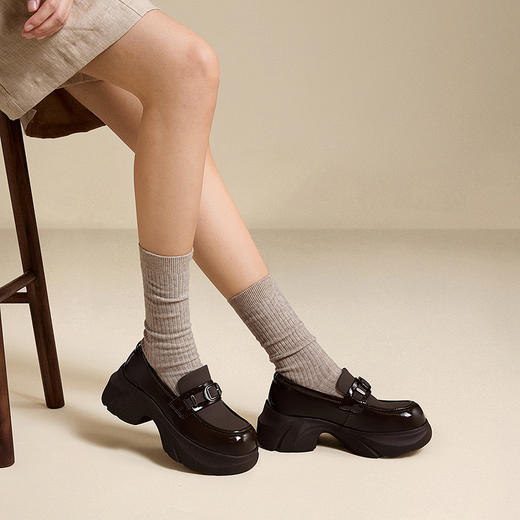 千百度漆皮厚底乐福鞋女增高黑色小皮鞋轻便深口单鞋A25423861 商品图2