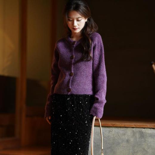 100%绵羊绒，神仙一样的巨显白花纱紫【ORIGNAL&CO 花纱紫木扣开衫】 浓郁色的针织衫更少不了 解锁紫色系穿搭秘籍 ，告别沉闷黑白灰，这个秋冬我要做街头最迷人的绝绝紫！ 商品图1