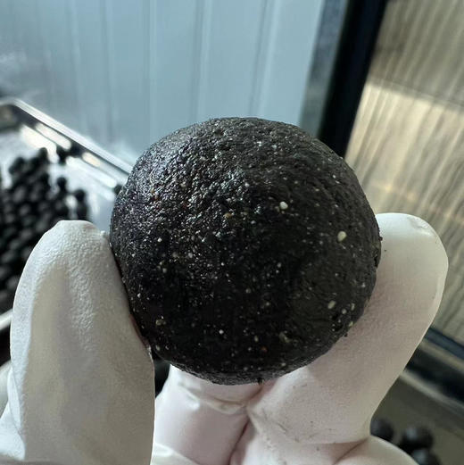 云南纯手工九蒸九晒黑精丸 何为黑精丸 |简单说，就是将九蒸九晒黑芝麻、茯苓薏仁米、赤小豆、蜂蜜5味食材，按中式原理和经验配制，再一个个人工捏成丸子。300g/罐 商品图0