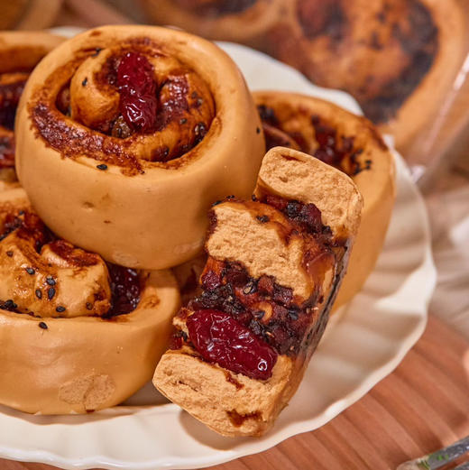 古法纯手工核桃红糖卷（红糖、红枣、核桃、黑芝麻、葡萄干放进馒头里）两袋*420克/包（6个装） 商品图3