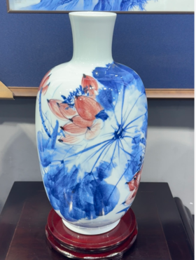 釉下彩荷香赏瓶