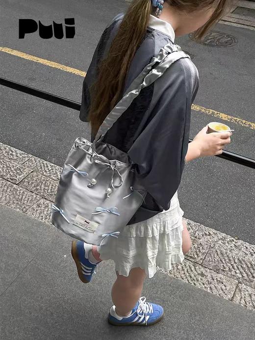 4楼Eubelle欧蓓 puui原创生活单肩包银色手提包 可爱蝴蝶结通勤水桶包ins 活动价：169元 商品图2
