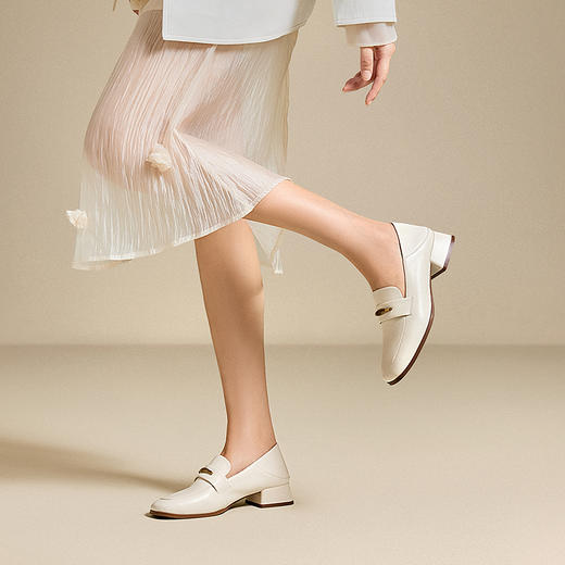 千百度经典中跟乐福鞋女款通勤豆豆鞋羊皮方跟单鞋A25412304 商品图2