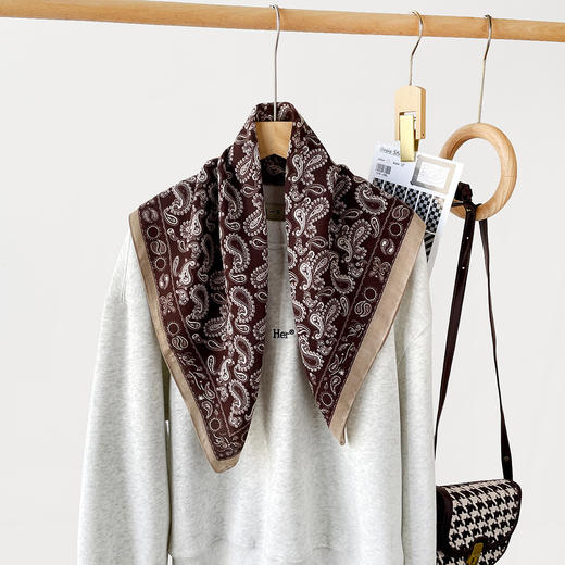 新款【精致女人！轻奢搭配必备！】人字纹腰果丝巾 拼色方巾 文艺复古小方巾 装饰围脖围巾透气领巾 商品图12