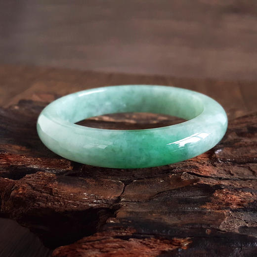 【天然正品】A货翡翠天然正桩细腻豆种飘绿54号翡翠手镯54号（皆取最大值）女士281025AH53 特价：1280元 商品图4