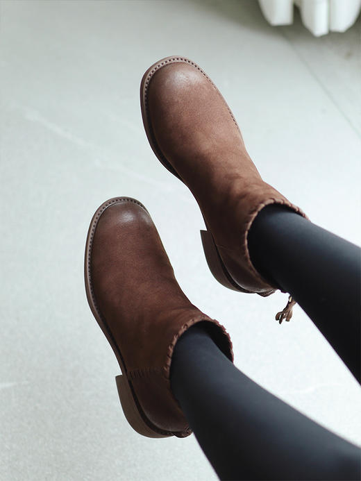 【重磅定制 都是专柜级别的顶顶好料制作】【推荐人手一双闺蜜鞋】【舒服到不想拖 小短靴】羊皮软舒适透气+橡胶大底走路也非常静音 超大气~ 商品图2