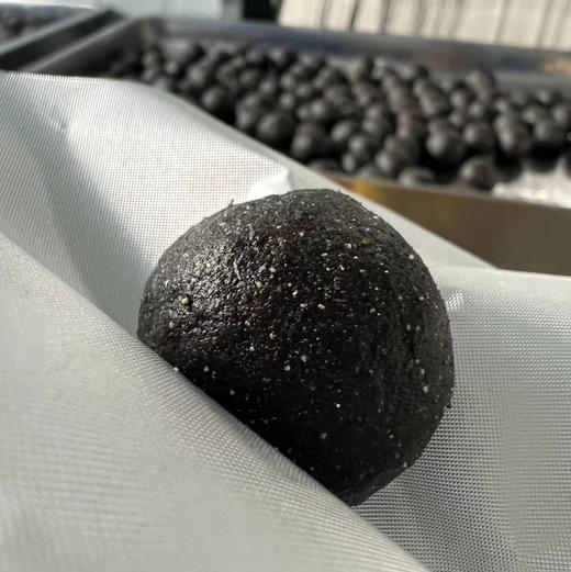 云南纯手工九蒸九晒黑精丸 何为黑精丸 |简单说，就是将九蒸九晒黑芝麻、茯苓薏仁米、赤小豆、蜂蜜5味食材，按中式原理和经验配制，再一个个人工捏成丸子。300g/罐 商品图1