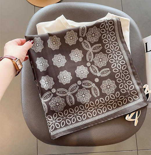 新款【精致女人！轻奢搭配必备！】人字纹腰果丝巾 拼色方巾 文艺复古小方巾 装饰围脖围巾透气领巾 商品图7