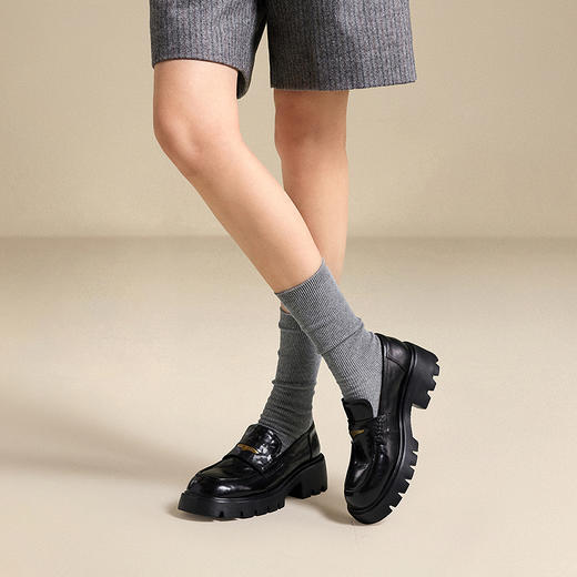 千百度厚底增高乐福鞋女黑色小皮鞋轻便通勤深口单鞋A25480369 商品图3