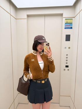 缪缪 25FW早秋限定 微标焦糖绒感拉链针织开衫（ZY*DQJ）