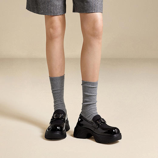 千百度漆皮厚底乐福鞋女增高黑色小皮鞋轻便深口单鞋A25423861 商品图3