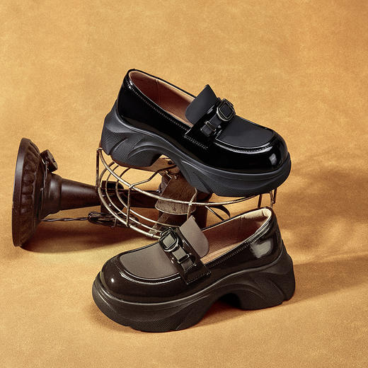 千百度漆皮厚底乐福鞋女增高黑色小皮鞋轻便深口单鞋A25423861 商品图1