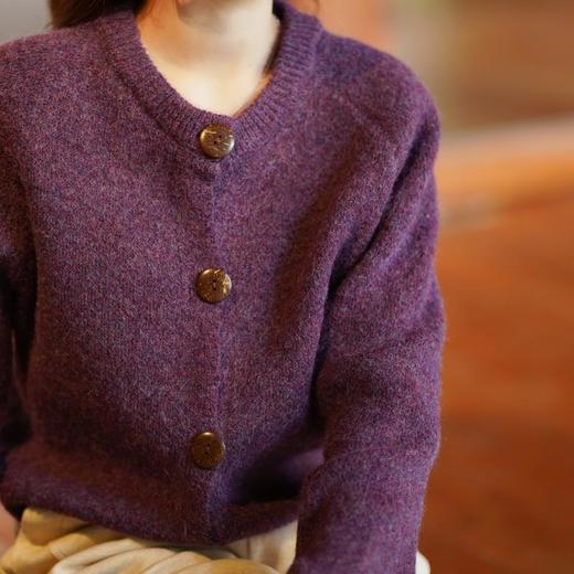 100%绵羊绒，神仙一样的巨显白花纱紫【ORIGNAL&CO 花纱紫木扣开衫】 浓郁色的针织衫更少不了 解锁紫色系穿搭秘籍 ，告别沉闷黑白灰，这个秋冬我要做街头最迷人的绝绝紫！ 商品图3