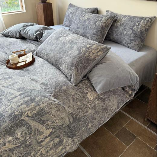 【京帝 法式雨露麻加绒五件套】舒适透气 亲肤保暖 不起静电 不爱掉毛 植物浸染 A面法式提花 B面加绒 商品图3