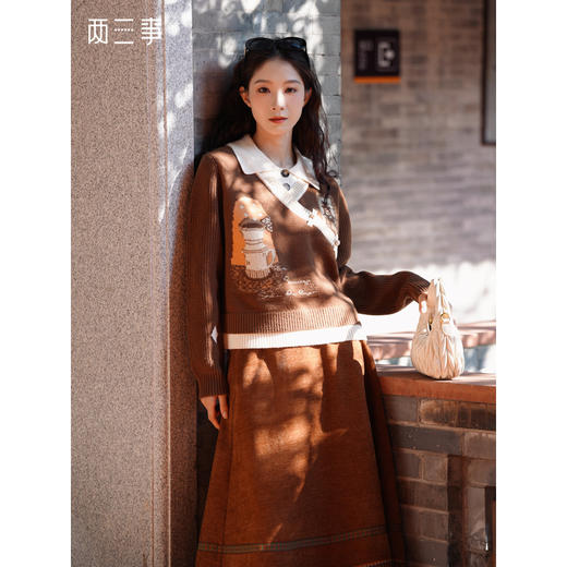 两三事 松露行迹 2025冬季新款咖啡壶图案盘扣拼色假两件毛衣女 商品图0